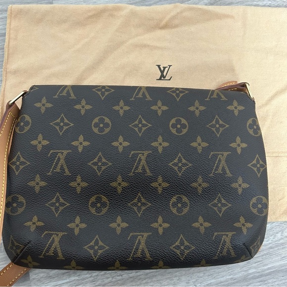 Louis Vuitton Musette Tango - Picture 2 of 16